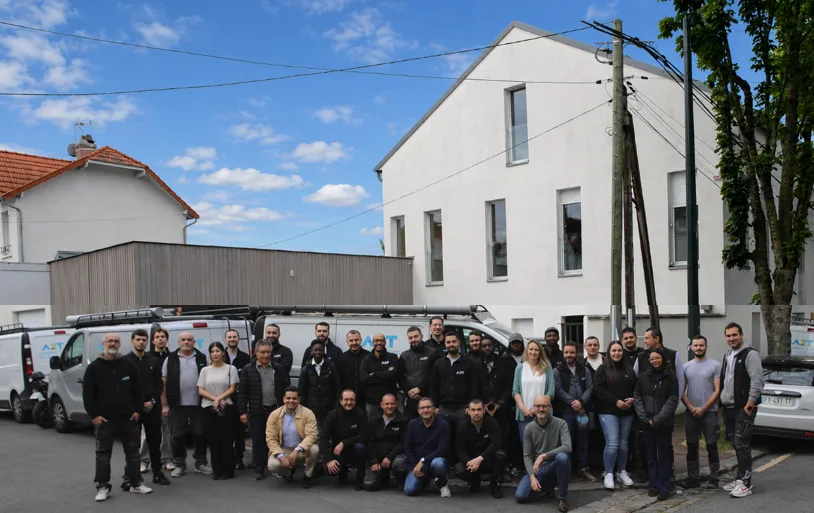 L'équipe A2T devant ses locaux à Saint-Maur
